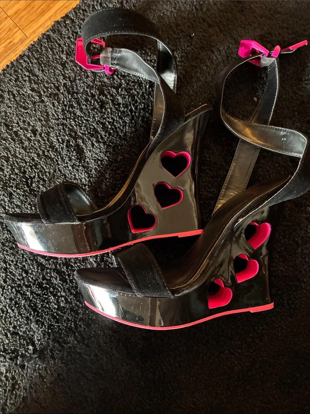 Shiekh Black & Hot Pink Cutout Heart Patent Wedge Sandals Wrap Strap - Womens 10